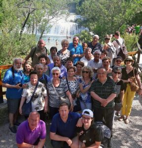 Il gruppo di gitanti presso le cascate del parco nazionale della Krka