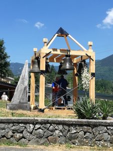 Le campane di Coloretta rimontate sulla “cella” costruita in legno