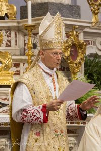 Il card. Angelo Bagnasco durante l'omelia pronunciata a Pontremoli