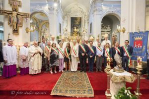 Foto ricordo con il card. Bagnasco, vescovi, sacerdoti e rappresentanti dei territori convenuti a Pontremoli