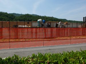 I lavori in corso per la realizzazione dell'argine di Aulla