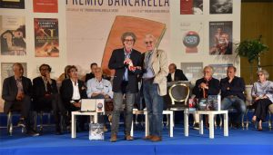 Riccardo Cucchi sul palco del Bancarella Sport con Paolo Francia
