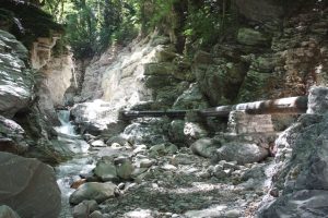 La moderna condotta che capta l’acqua del torrente Mangiola e la porta nei terreni a valle
