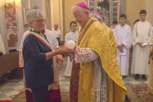 Il dono della cera della sindaca Annalisa Folloni a mons. Ciattini
