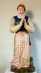 La statua dell'orante del gruppo della Madonna di Caravaggio appena restaurata