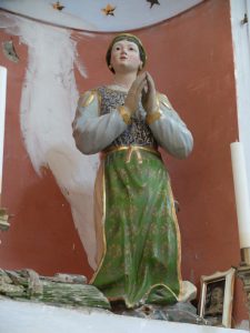 La statua quando ancora si trovava nella nicchia all'interno della chiesa di Adelano, prima del restauro che l'ha riportata all'aspetto originale