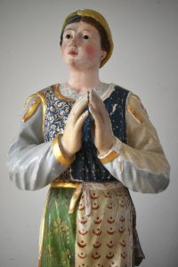 La statua lignea durante il restauro