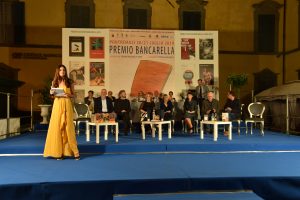 Un momento della serata con i finalisti, la conduttrice e la presidente del Premio Sara Rattaro