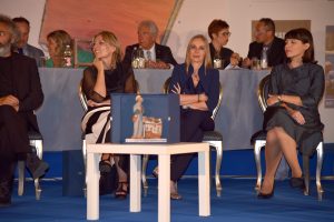 Tre delle scrittrice presenti sul palco. Da sinistra Sara rattaro (presidente del Premio), Elisabetta Cametti e Alessia Gazzola.