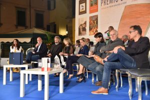 I finalisti sul palco del Bancarella. Da sinistra Marco Scardigli, Tony Laudario, la presidente del Premio Sara Rattaro, Elisabetta Cametti, Alessia Gazzola, Marino Magliano e Giampaolo Simi.