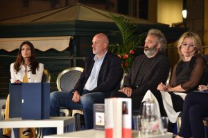 Autori e presentatrice durante lo spoglio delle schede. Da sinistra Gioia Marzocchi, Marco Scardigli, Tony Laudadio e Sara Rattaro