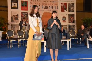 Alessia Gazzola (a destra) subito dopo la vittoria del Bancarella