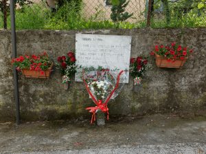 La targa a Gabbiana che ricorda le vittime del rastrellamento