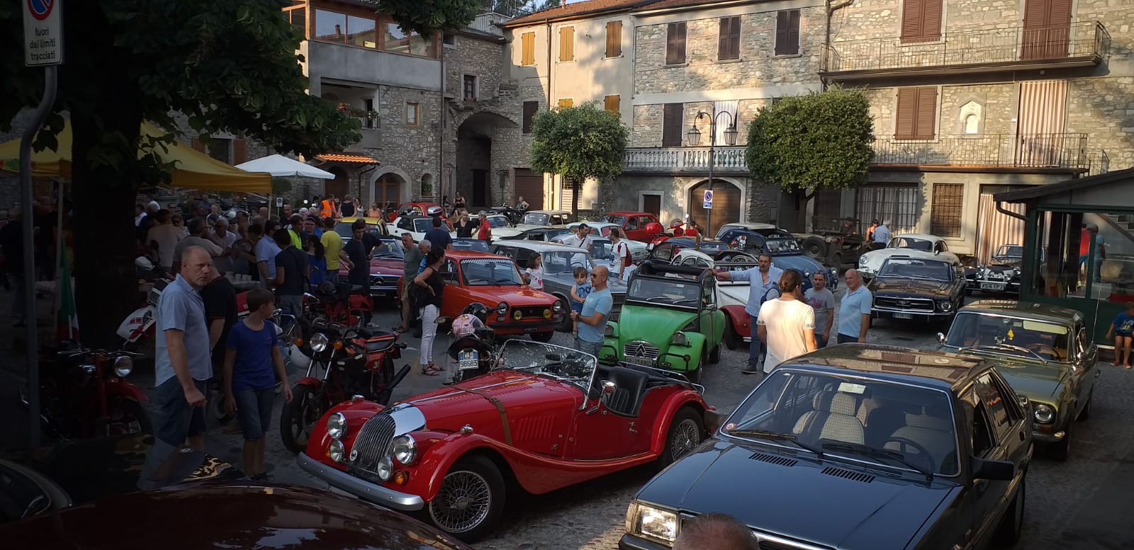 Ponticello invasa dalle auto e moto d’epoca Ponticello invasa dalle auto e moto d’epoca