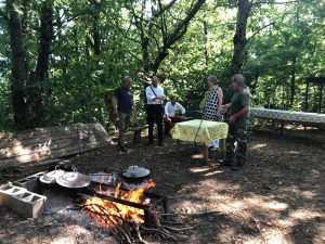 Un momento della visita dell’assessore regionale Bugli a Guinadi, con la presenza del sindaco di Pontremoli, Lucia Baracchini