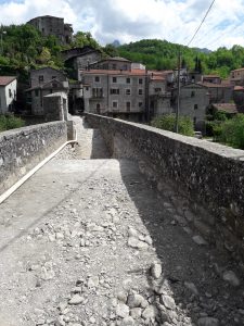 Il ponte a Codiponte con le due gobbe che rendono disagevole il transito