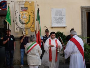 La benedizione della targa che ricorda i cinque civili uccisi a Ponticello il 2 luglio 1944