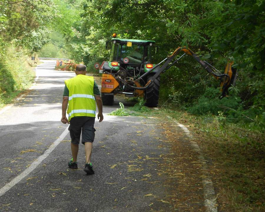 Lunigiana: prosegue il taglio dell’erba sulle strade Provinciali