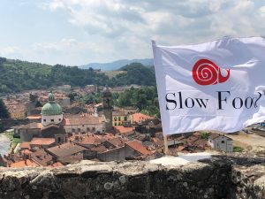 La bandiera di Slow Food svetta dal Castello del Piagnaro