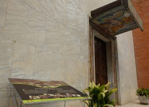 Il cartello vicino alla chiesa di San Pietro