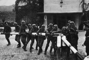 Soldati tedeschi rimuovono la sbarra alla frontiera tra Germania e Polonia, il 1º settembre 1939