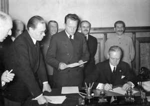 Mosca, agosto 1939: la firma del patto di non aggressione Molotov-Ribbentrop tra URSS e Germania. Pochi giorni dopo Hitler invase la Polonia
