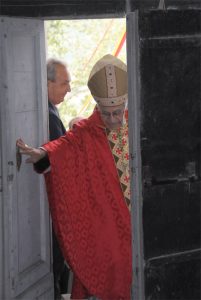 Mons. Santucci apre simbolicamente le porte della chiesa
