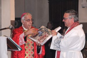 Il parroco don Andrea Forni riceve il dono del Vescovo Giovanni per la parrocchia: un evangeliario