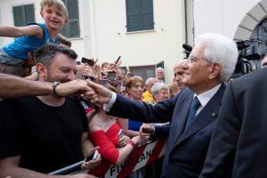 Mattarella saluta i cittadini presenti alla giornata
