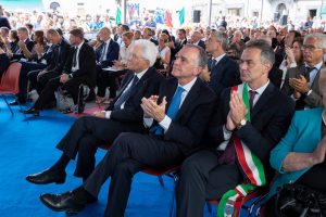 Il presidente Mattarella, assieme a quello regionale, Enrico Rossi e al sindaco di Fivizzano, Gianluigi Giannetti.