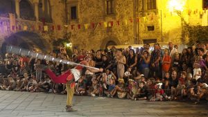 Filetto Medievale 2019 - Il giocoliere e il pubblico che osserva (foto Massimo Pasquali)