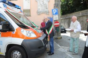 La nuova ambulanza della Misericordia di Bagnone. La benedizione del mezzala presenza del sindaco Carletto Marconi e del priore Antonio Ballestracci