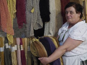Ponticello - Antichi Mestieri 2019 - Andreina con la sua lana colorata con prodotti naturali (foto Massimo Pasquali)