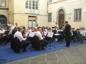 L'esibizione del Corpo bandistico di Parma “Giuseppe Verdi”, in piazzetta della Pace