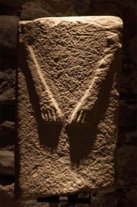 La statua stele venuta alla luce a San Cristoforo di Gordana (Pontremoli, Museo delle Statue Stele Lunigianesi)