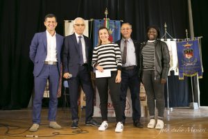 Due studentesse dell’I.S. “Belmesseri - Pacinotti” (indirizzo turistico) con (da dx a sn) il presidente dei Fratres di Pontremoli Armando Mastroviti, il presidente regionale Luciano Verdiani e quello provinciale Alberto Albericci