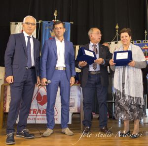 Lina Scarpellini (Fratres Bagnone) con, da sn a dx, il presidente regionale Fratres Luciano Verdiani, il presidente del gruppo di Pontremoli, Armando Mastroviti e quello provinciale Alberto Albericci