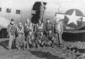 Dicembre 1944, la partenza della missione alleata che avrebbe paracadutato don Guido Anelli (primo da dx) sull’Appennino parmense