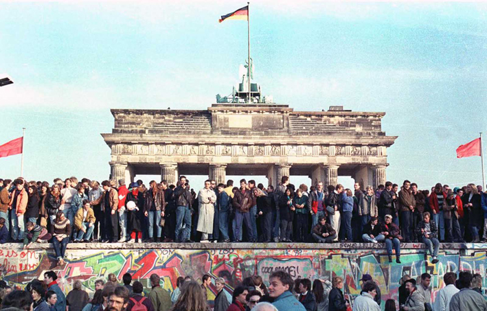A Berlino, con il muro, crollarono vecchi equilibri europei e mondiali A Berlino, con il muro, crollarono vecchi equilibri europei e mondiali