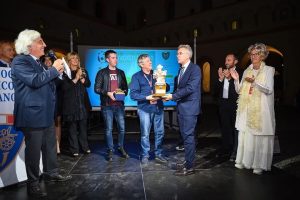 Il momento della premiazione Giovanni e Riccardo Bertoni