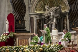 Papa Francesco durante la S. Messa nella giornata mondiale dei poveri.