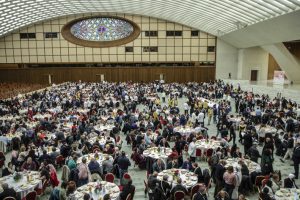 L'Aula Paolo VI in Vaticano allestita per il pranzo con i poveri