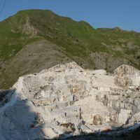 Assalto vandalico alla cava del monte Sagro