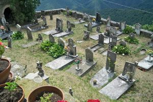 Il cimitero della frazione di Arzelato (foto dal sito amalaspezia.eu)