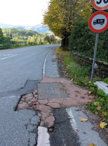 I lavori per la collocazione della fibra, con un tombino in attesa di ripristino