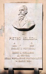 La lapide dedicata a Pietro Bologna e collocata a Pontremoli nella via omonima nel 1964