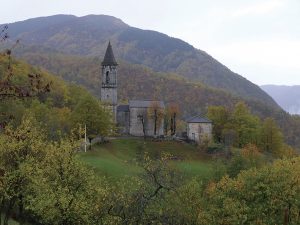 La chiesa di Adelano in una foto dell’autunno scorso alla vigilia dell’inizio dei lavori di restauro