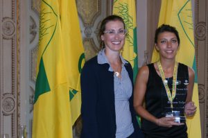 Il momento della premiazione, nel 2018, di Barbara Volpi (a destra) agli Oscar Green. Assieme a lei la presidente provinciale di Coldiretti, Francesca Ferrari.
