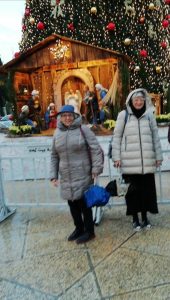 Le sindache Folloni e Baracchini di fronte al presepe allestito a Betlemme