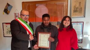 Josuwa Ero, premiato dal sindaco di Villafranca Filippo Bellesi alla presenza dell'assessore alla Cultura Alice Vietina.